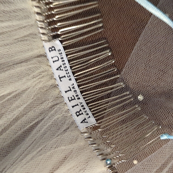 Ariel Taub ivory Swarovski crystal wedding veil - Picture 5 of 7